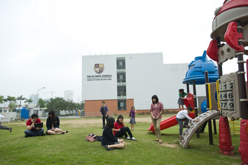 Sân trường rộng hơn 3000m2 được thiết kế với sân cỏ, vườn hoa, bể bơi, sân khấu... phục vụ cho nhu cầu vui chơi của học sinh và các hoạt động của nhà trường.