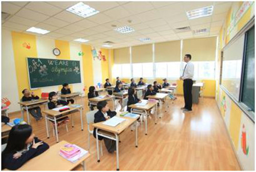 Đây được đánh giá là một trường học cao cấp và cũng là trường có mức học phí chát nhất hiện nay. Hiện mức học phí cấp 1 là 99 triệu đồng/10 tháng, cấp 2 là 114 triệu đồng/10 tháng, riêng lớp 9 thu mức 126 triệu đồng/11 tháng, cấp 3 là 129 triệu đồng/10 tháng. Và còn chưa kể đến các khoản phí khác như phí giữ chỗ, bảo hiểm, xe đưa đón, ăn uống...