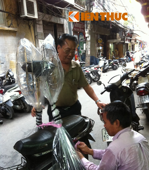 Những năm gần đây, người Việt bắt đầu quan tâm nhiều đến quạt cổ. Đa số là những người giàu có tìm quạt cổ để trang trí “phủ”, “dinh”, biệt thự... khiến thị trường quạt cổ sôi lên từng ngày.