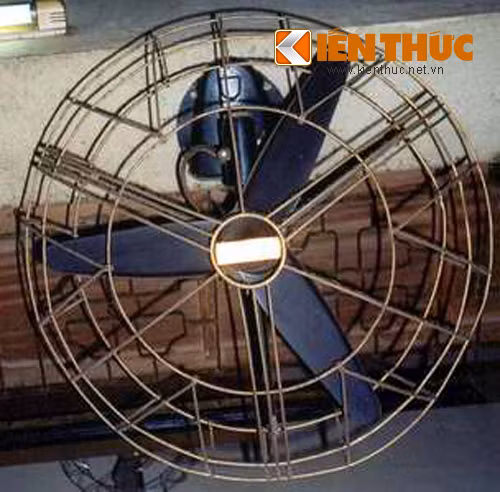 Chiếc quạt Marelli treo tường này là chiếc quạt độc nhất ở Việt Nam, được khách nước ngoài trả 2000 USD nhưng ông Phúc chưa muốn bán.