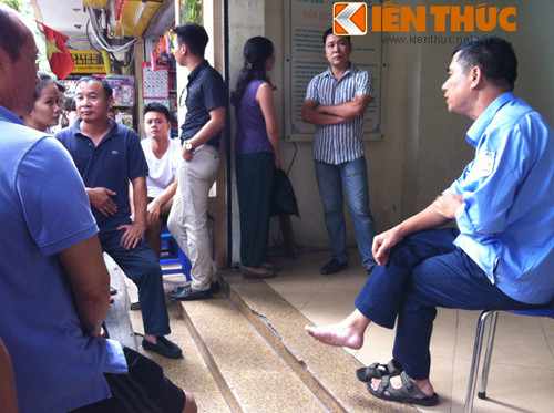 Mới 8h sáng, dòng người người đã đổ về địa chỉ này. Khi công ty mở cửa, hàng trăm người ùa vào nhưng bị bảo vệ chặn lại. Chỉ những người có phiếu mới được vào, ai không có phiếu thì đến 14h chiều mới được vào mua.