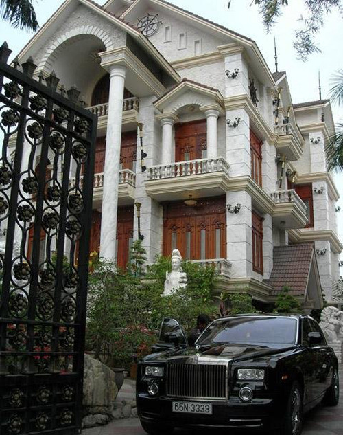 Biệt thự và siêu xe bạc tỷ của nữ đại gia thủy sản.