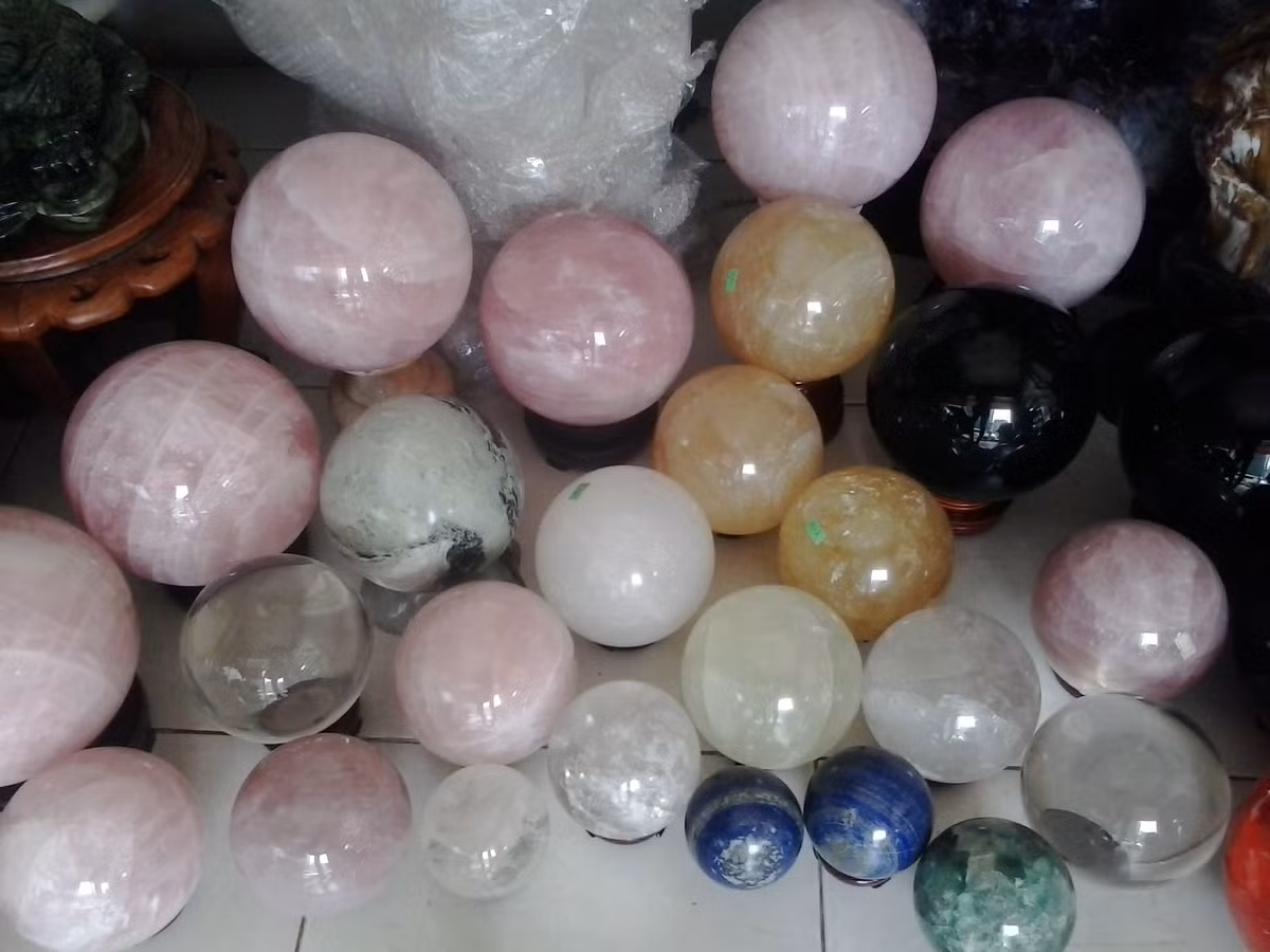 Ngoài những viên đá thạch anh lớn còn có nhiều viên đá nhỏ được dùng làm thất tinh trận có giá từ vài triệu trở lên. Theo quan niệm phong thủy, mỗi người sẽ hợp với một màu riêng tùy theo độ tuổi, công việc của mình. Chủ một cửa hàng bán đá quý cho biết, có hai loại đá thiên nhiên và đá nhân tạo, nếu người mua không có kinh nghiệm sẽ khó lòng phân biệt được hai loại đá này.