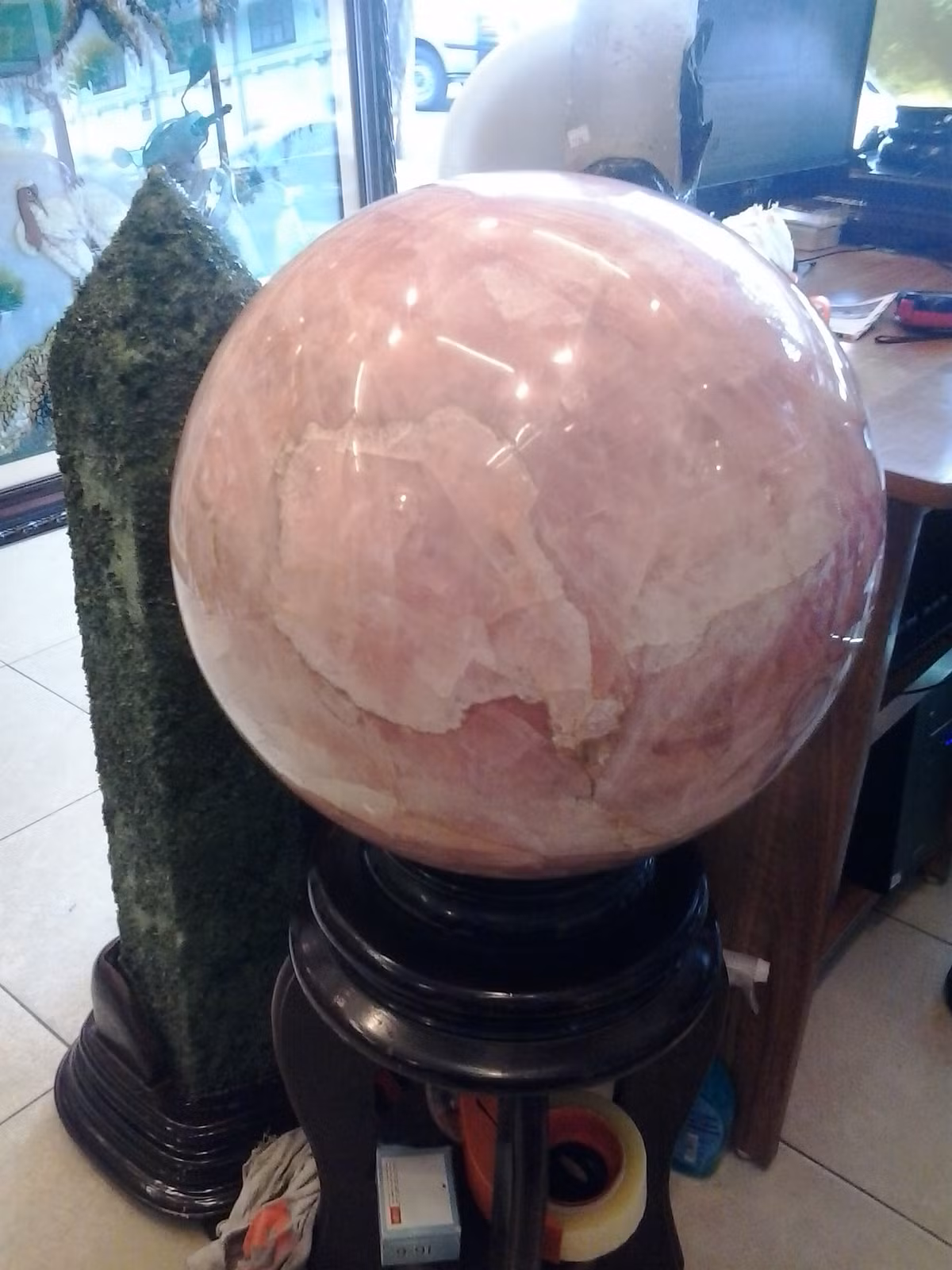 Còn quả cầu thạch anh hồng nguyên khối với trọng lượng tới 107kg này trị giá tới 250 triệu đồng.