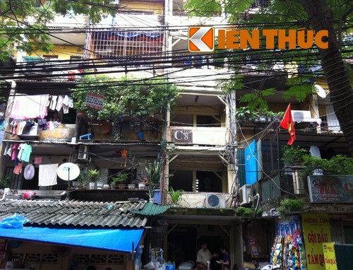 Hiện 37 hộ dân vẫn cố thủ trong khu tập thể xuống cấp trầm trọng.