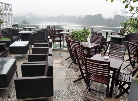 Avalon Café chiếm lĩnh từ tầng 4 tới tầng 7 của tòa nhà 73 Cầu Gỗ, nơi vẫn hay được gọi bằng tên "Tòa nhà Hàm Cá Mập". Với góc nhìn hướng ra Hồ Gươm và không gian rộng rãi, sang trọng, tươi mát cũng như 4 tầng được thiết kế mang 4 phong cách khác nhau, nơi đây đã trở thành một đặc điểm rất hút khách. Ngoài ra Avalon Cafe Lounge còn cung cấp gói dịch vụ chụp ảnh thuê với mức giá 300.000 đồng trong vòng 2 tiếng.