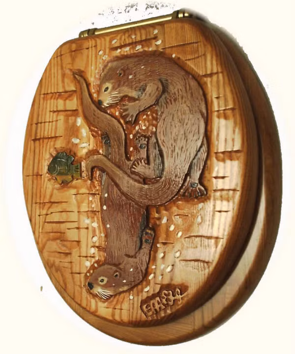 Bồn cầu hình con rái cá. Người yêu động vật luông nghĩ ra những mẫu thiết kế gắn liền với con vật mà họ yêu thích. Chiếc bồn cầu hình rái cá này được xem là “thú vị nhất thế giới”. Bên cạnh đó, các nhà sản xuất cũng tạo ra nhiều mẫu thiết kế với hình con ếch, thằn lằn và nhiều loài động vật khác.