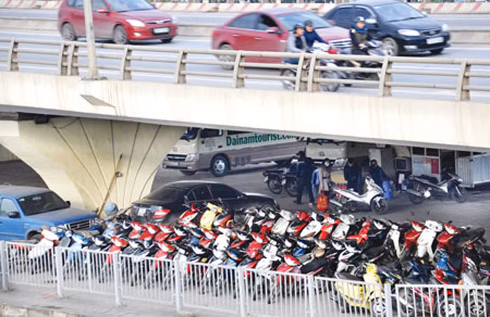 Ở đâu có gầm cầu ở đó có bãi trông giữ xe.