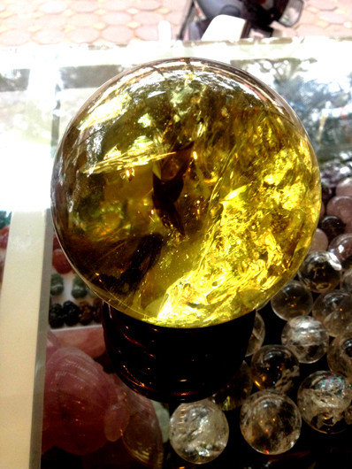 Các nghiên cứu trên thế giới đã chứng minh thạch anh có từ trường cao nên giúp tăng vượng khí khi đặt trong nhà, giúp gia chủ làm ăn thịnh vượng, an khang. Cũng vì những lý do này nên tại các gia đình giàu có, cơ quan, tòa nhà thường sử dụng thạch anh để hỗ trợ phong thủy. Loại Thạch anh vàng này rất hiếm, có khối lượng 5,8kg trị giá hơn 175 triệu đồng.