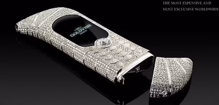 3. Điện thoại "Le million" của GoldVish, giá: 1 triệu USD. Năm 2006, một doanh nhân người Nga đã mua chiếc điện thoại của hãng sản xuất điện thoại đắt tiền Goldvish với giá 1,2 triệu USD. Nó được trang trí bởi 120 carat kim cương VVS-1, gần 5 ounce vàng nguyên chất và là tác phẩm của nhà thiết kế đồng hồ Thụy Sỹ Emmanuel Gueit. Điện thoại được trang bị Bluetooth, USB, thẻ nhớ 2 GB, máy nghe nhạc МР3 và màn hình hiển thị TFT-được bảo vệ bởi kính ngọc bích.