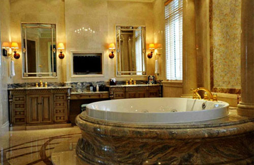 Dự án căn hộ dành cho giới đại gia D'Palais de Louis tại Cầu Giấy, Hà Nội với những căn hộ có thiết kế mang phong cách cổ điển, sở hữu nhiều chi tiết dát vàng 24K có giá bán lên tới triệu đôla. Trong ảnh là trọn bộ phòng tắm dát vàng 24k và các vật liệu xa xỉ khác như pha lê Swarovski, ngọc quý, sứ Tuscany Italy có giá từ 500 triệu đồng. 