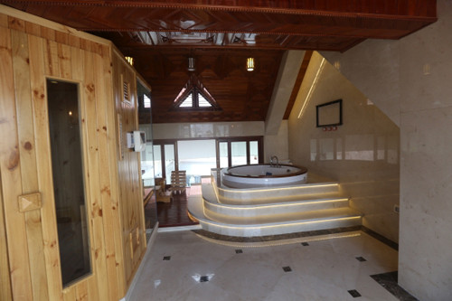 Căn biệt thự của một cặp vợ chồng đại gia Trung Hòa – Nhân Chính, Hà Nội đặc biệt gây choáng bởi thiết kế nội thất bên trọng, từ bộ bàn ghế sang trọng, giường ngủ, lavabo hay bể tắm, bồn sục massage cao cấp, quý phái được làm bằng các loại gỗ quý hiếm tự nhiên, được đục, chạm khắc bởi bàn tay của những người thợ tài hoa. 