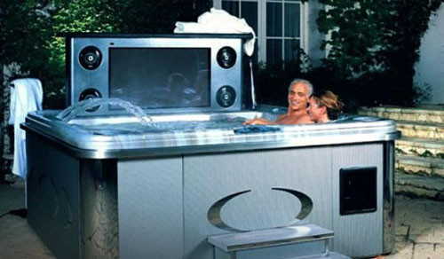 Hay độc đáo hơn là bồn tắm được trang bị DVD, đài CD / AM / FM cùng màn hình phẳng 43-inch với công nghệ truyền hình HD và chế độ ánh sáng điều chỉnh theo tâm trạng... Hiện đây là một trong những mẫu bồn tắm đắt nhất thế giới với những chức năng tuyệt vời.