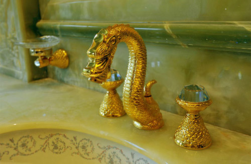 Sen vòi hình rồng mang phong cách cổ điển của hãng Mestre (Tây Ban Nha) cách điệu theo hình rồng - biểu tượng của quyền lực, sức mạnh và may mắn, tất cả được mạ vàng 24K, gắn pha lê Swarovski của Áo và chạm trổ thủ công 100% có giá hơn một trăm triệu đồng. 