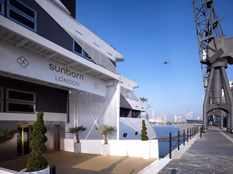Sunborn London có vị trí địa lý khá thuận lợi khi nằm gần trung tâm thương mại Canary Wharf, công viên Queen Elizabeth Olympic và sân bay thành phố London.