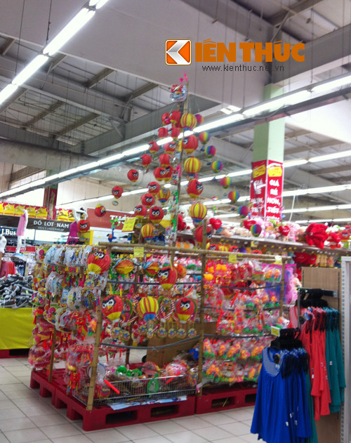 Đầu tiên phải kể đến ông lớn Big C với hàng loạt gian hàng trang trí sinh động bằng đèn lồng và thú bông cực kỳ bắt mắt.