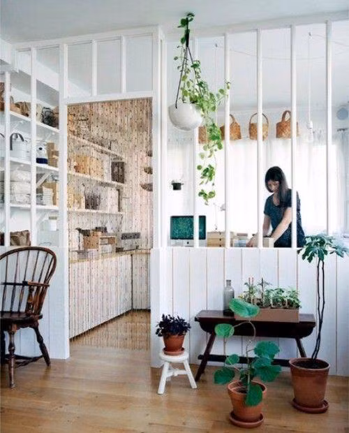 Đặc biệt, với các không gian sống chật chội, những bức rèm xanh còn tạo sự liên thông kết nối, "pha loãng" những gian phòng tù túng, bức bí…