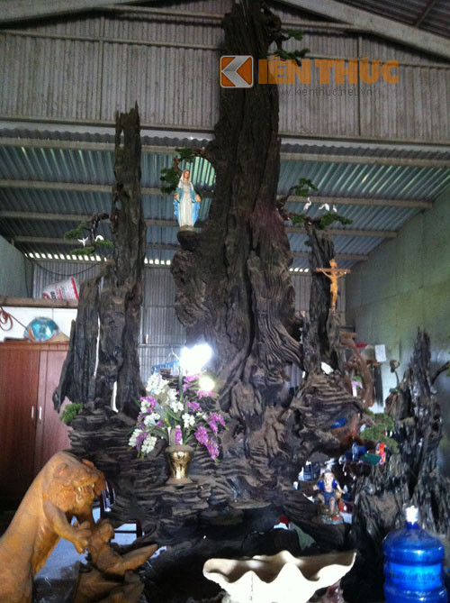 Đây là tác phẩm gỗ lũa tạo hình tự nhiên như một hòn non bộ, được bán với giá hơn 300 triệu đồng.