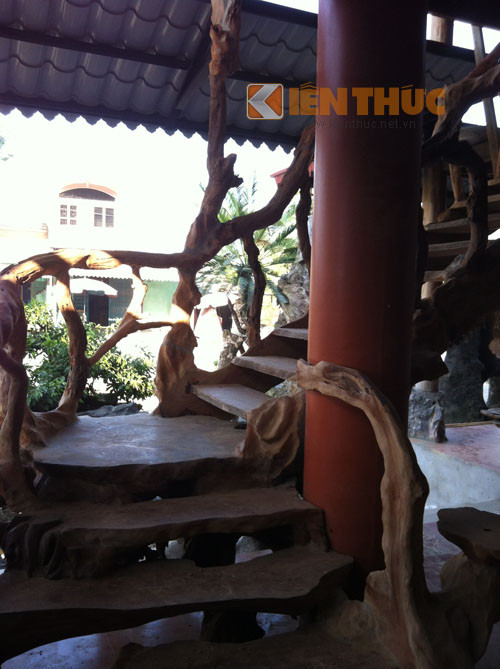 Một thiết kế đặc biệt của ngôi nhà là toàn bộ cầu thang đều được ghép bằng gỗ lũa rất nghệ thuật.