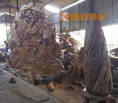 Ngoài chế tác gỗ lũa, anh Hoan cùng những nghệ nhân của mình còn chế tác những tác phẩm điêu khắc trên gỗ. Đây là bức tranh tùng hạc được chế tác trên thân cây gỗ gù hương và đặt trên một khối gỗ lũa tự nhiên. Tác phẩm này có giá hơn 100 triệu đồng.