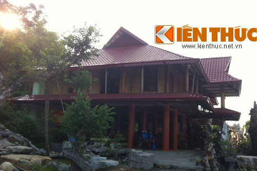 Hiện anh Hoan đã đầu tư nhiều tỷ đồng để làm thêm nhà trưng bày các tác phẩm gỗ lụa nghệ thuật mà anh tâm đắc. Ngôi nhà này rộng hàng trăm m2, được thiết kế lại từ hai ngôi nhà sàn mua từ Lào Cai. Nằm bên sườn đồi, ngôi nhà được trang trí và tái tạo lại như một ngôi nhà sàn của người dân tộc Dao khiến người qua đường không khỏi trầm trồ.