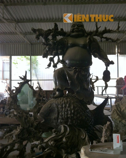 Trong xưởng còn rất nhiều những tác phẩm gỗ lũa nghệ thuật có giá trị cao, hầu hết đều được bán với giá vài chục đến vài trăm triệu một tác phẩm.