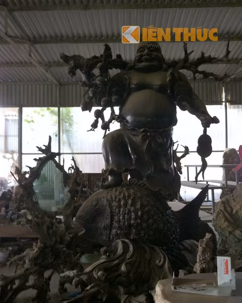 Trong xưởng còn rất nhiều những tác phẩm gỗ lũa nghệ thuật có giá trị cao, hầu hết đều được bán với giá vài chục đến vài trăm triệu một tác phẩm.