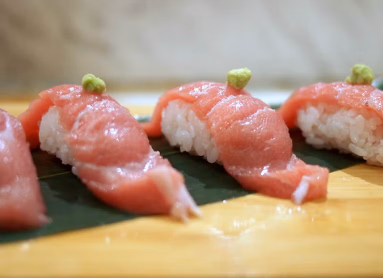 1. Toro. Toro là phần thịt ở bụng cá ngừ, thường sử dụng để làm món sushi của Nhật. Toro thực thụ chỉ được lấy từ cá ngừ vây xanh và được chia thành nhiều loại, dựa vào các lớp mỡ của thịt cá. Otoro là loại thịt toro có giá trị nhất, được lấy ở phía dưới, gần với đầu cá. Chutoro được đánh giá thấp hơn, được lấy từ bụng ở phần giữa và phần sau của cá, và ít lẫn mỡ hơn otoro. Giá của toro thay đổi liên tục theo thị trường.