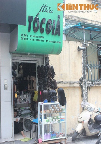 Hiệu tóc giả trên đường Tràng Thi rộng chưa đầy 1m2 nhưng giá thuê không hề rẻ.