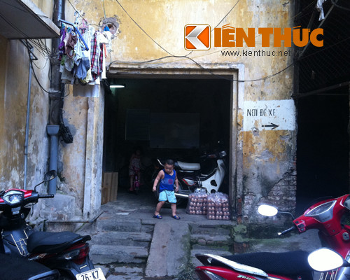 Không gian sống quá chật chội nên cửa ra vào cũng bị biến thành nơi để xe. Vì vậy không gian để chơi đùa trở thành thứ quá xa xỉ với trẻ em ở đây.