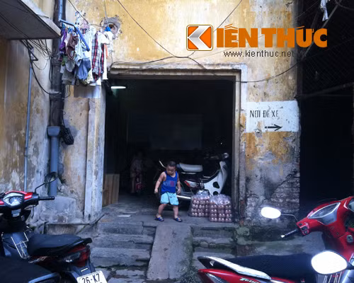 Không gian sống quá chật chội nên cửa ra vào cũng bị biến thành nơi để xe. Vì vậy không gian để chơi đùa trở thành thứ quá xa xỉ với trẻ em ở đây.