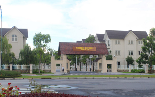 Phía ngoài khu biệt thự Vinhomes Reversid.