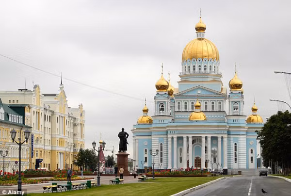 Khách sạn nằm gần bờ hồ Lukhovka, gần sân vận động ở thành phố Saransk, Nga.