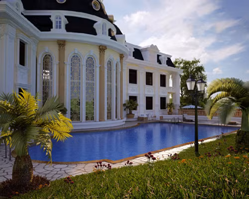 Khu bể bơi rộng lớn nằm tạo cho khu biệt thự có một không gian sân vườn thoáng đãng tuyệt đẹp. Ảnh: xaydung 305.