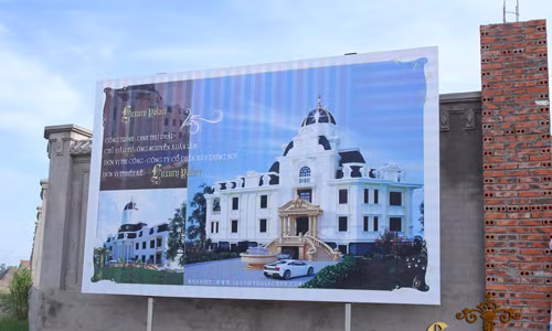 Chủ đầu tư của công trình này là ông Nguyễn Xuân Lãm, chủ tịch tập đoàn Xuân Lãm, một công ty kinh doanh đa dịch vụ có tiếng tại Quảng Ninh.