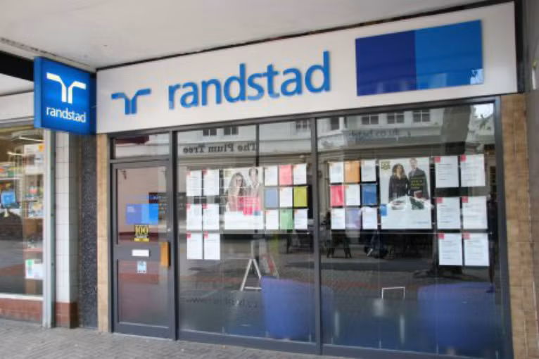 3. Randstad Holding NV (trụ sở: Hà Lan, tổng số nhân viên: 595.730 người, doanh thu: 22,8 tỷ USD, lĩnh vực: nhân lực). Randstad là công ty đa quốc gia chuyên về nguồn nhân lực với 3.161 chi nhánh. Công ty chịu trách nhiệm về việc tuyển dụng, phỏng vấn, kiểm tra ứng viên. Ngoài ra, Randstad còn mở rộng các dịch vụ như quản lý tiền lương, bảo hiểm y tế cho các khách hàng.