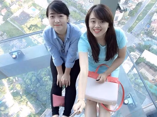 Một dịch vụ vui chơi thú vị trên tầng 65 tại tòa tháp Lotte Center Hà Nội là Đài quan sát Sky Walk. Đài quan sát cho phép khách tham quan có thể nhìn thấy toàn cảnh 360 độ thành phố Hà Nội từ trên cao, thậm chí cả quang cảnh dưới chân mình xuyên qua sàn kính trong suốt. Dịch vụ này đang thu hút được khá nhiều các bạn trẻ đến tham quan.