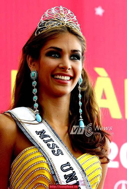 Hoa hậu Venezuela Dayana Mendoza giành chiến thắng tại cuộc thi HH Hoàn vũ 2008.