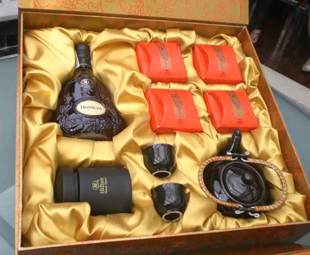 Hộp bánh VIP Bạch kim với rượu Hennessy của Hitton Opera có giá gần 4 triệu đồng. Hộp gồm 4 bánh kết hợp cùng bộ ấm quý , trà thượng hạng và chai rượu Hennessy.