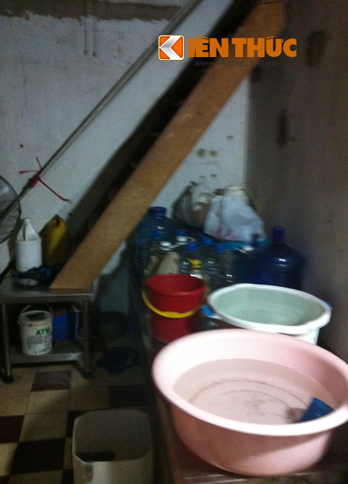 Vì phải sinh hoạt chung nên người dân ở đây có thói quen tích trữ nước bằng tất cả các vật dụng có thể đựng được.