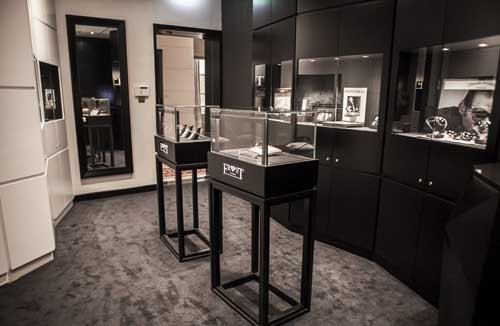 Đây là nơi trưng bày duy nhất siêu đồng hồ Arnold & Son DBG tại Việt Nam.