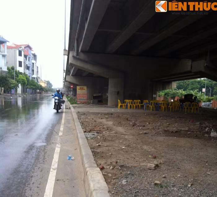 Mùa hè đến, gầm cầu cũng trở thành địa điểm bán bia hơi lý tưởng.