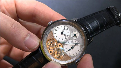 Điều làm nên sự đắt giá của nó là toàn bộ đều được làm thủ công từ bàn tay tài hoa của các nghệ nhân đồng hồ Thụy Sĩ.