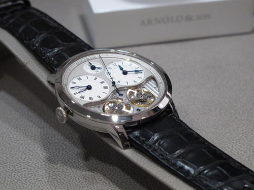 DBG được trang bị động cơ lên dây cót bằng tay A&amp;S 1209 độc quyền của thương hiệu Arnold &amp; Son.