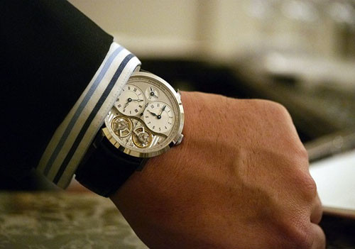 Mẫu đồng hồ này được thiết kế dánh cho đối tượng khách hàng là những doanh nhân, đại gia giàu có, thường xuyên phải đi công tác nước ngoài.