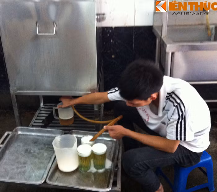 Nhân viên bơm bia cho khách liên tục vào giờ cao điểm.