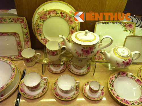 Bên cạnh những mặt hàng "bình dân" thì có không ít mặt hàng được xem là xa xỉ so với thu nhập của phần đông người dân Hà Nội. Bộ đồ gốm sứ Nhật Bản này trông hình thức đơn giản nhưng cũng có giá đến trên 7 triệu đồng/bộ.