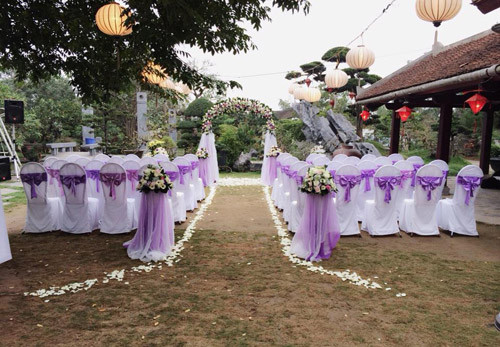  8. Nhà hàng Soft Water (An Dương, Tây Hồ): Được thiết kế trang nhã, đơn giản tạo cảm giác tinh khiết, hoang sơ của kiến trúc sân vườn, Soft Water là sự hòa quyện của vẻ đẹp truyền thống và nét hiện đại. Nhà hàng có không gian tổ chức tiệc ngoài trời với sức chứa lớn (khoảng 1000 người) rất lý tưởng cho các cặp đôi muốn đắm chìm giữa thiên nhiên trong lành. Giá tiệc từ 400.000 đồng/khách, chưa kể phí phục vụ và đồ uống. 