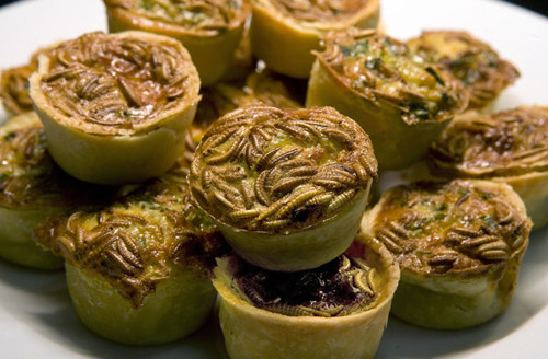 Đây là món bánh được làm từ sâu super worm hay còn gọi là sâu gạo, một loại sâu rất bổ dưỡng và thơm ngon. Sâu này được bán khá phổ biến với giá 160.000 đồng/kg.