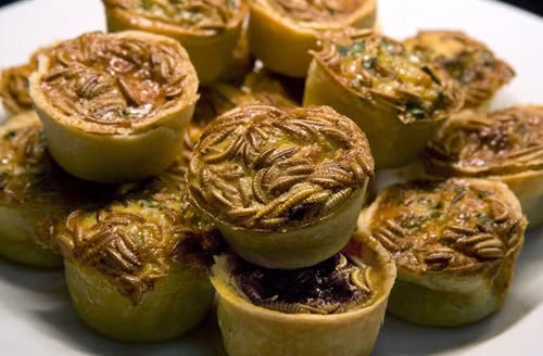 Đây là món bánh được làm từ sâu super worm hay còn gọi là sâu gạo, một loại sâu rất bổ dưỡng và thơm ngon. Sâu này được bán khá phổ biến với giá 160.000 đồng/kg.